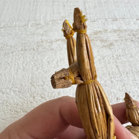 Set of Five Vintage Woven Straw Llamas - South Western Folk Art Woven Donkeys - Picture 8 of 8